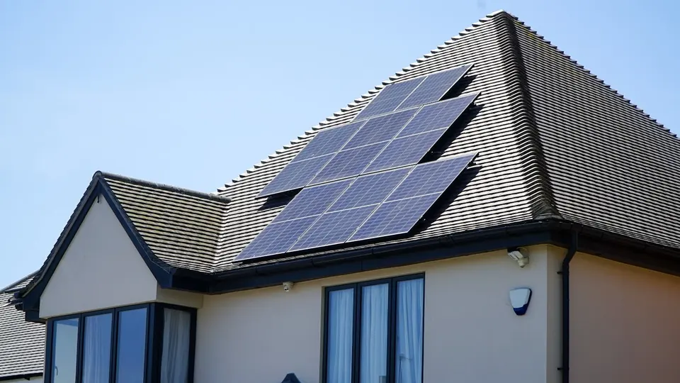 Çatı üzerinde güneş enerjisi panelleri